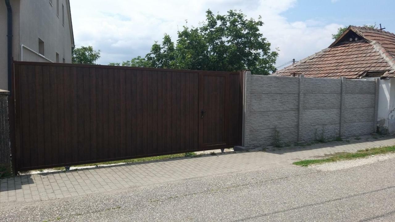 Kupai Apartman Apartment Tiszaujvaros Luaran gambar